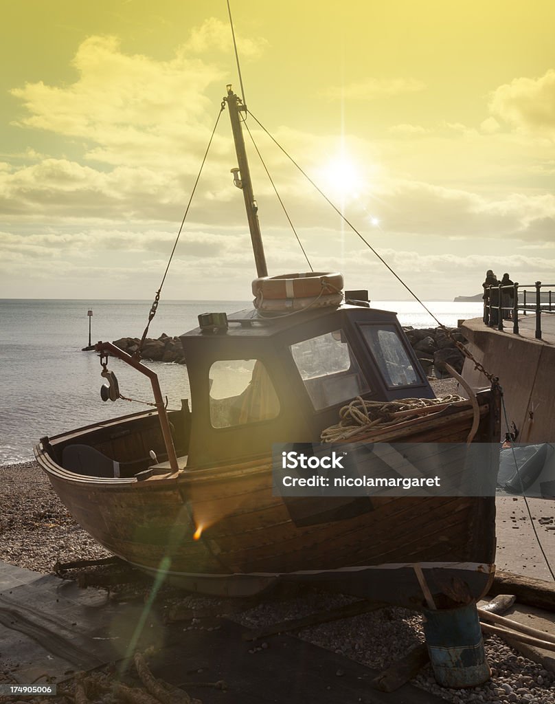 Brytyjska Rybactwo: Trawler z sunflare - Zbiór zdjęć royalty-free (Łowić ryby)