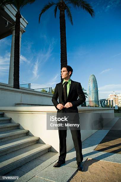 Joven Hombre De Negocios Foto de stock y más banco de imágenes de Adulto - Adulto, Adulto joven, Alegre