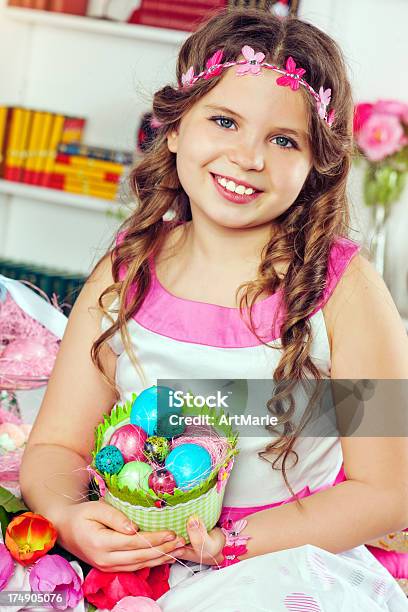 Niña Con Huevos De Pascuas Foto de stock y más banco de imágenes de 8-9 años - 8-9 años, Actividad, Actividades recreativas