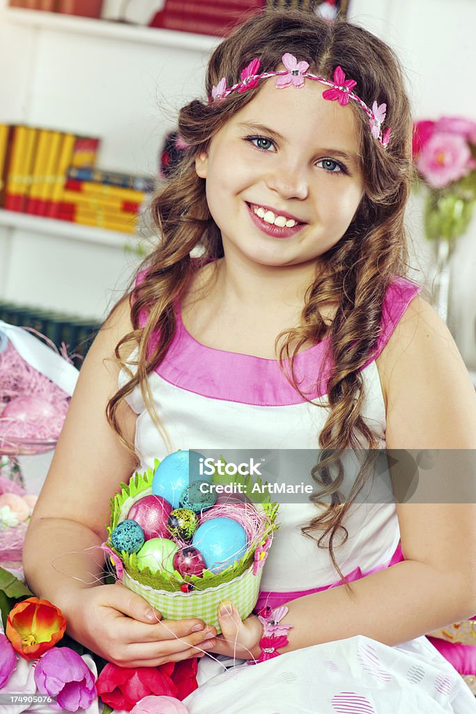 Маленькая девочка с пасхальными яйцами - Стоковые фото 8-9 лет роялти-фри