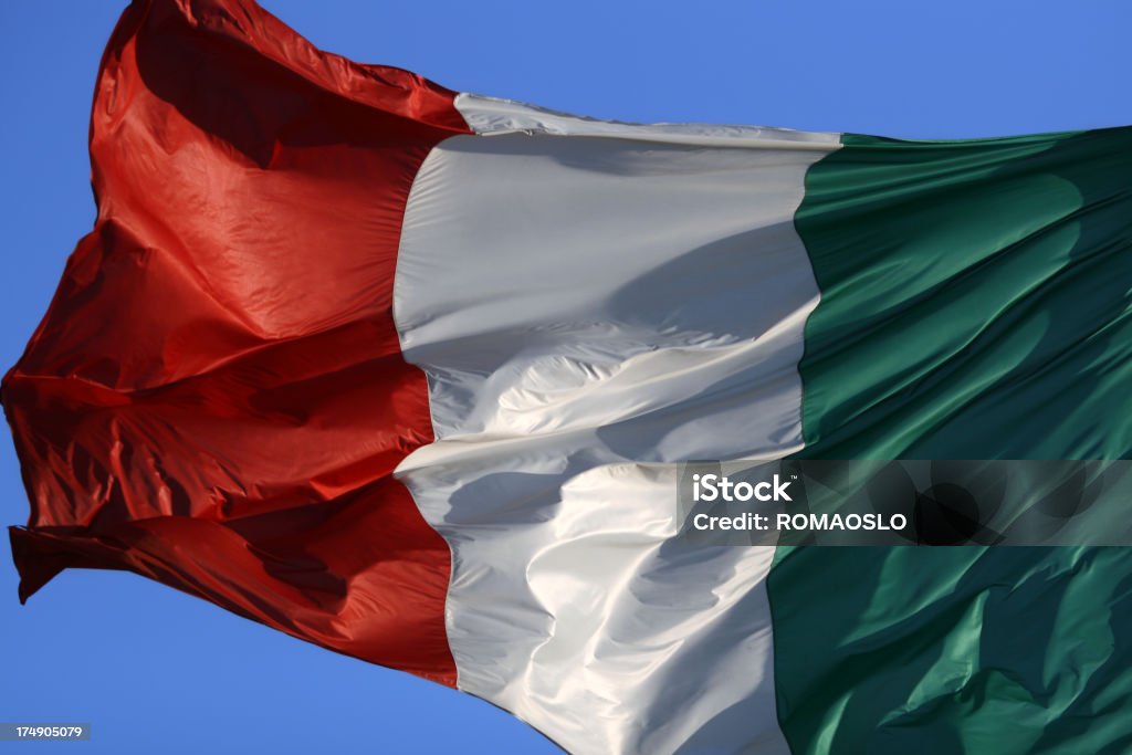 Drapeau italien dans le vent - Photo de Blanc libre de droits