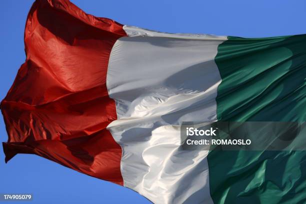 Photo libre de droit de Drapeau Italien Dans Le Vent banque d'images et plus d'images libres de droit de Blanc - Blanc, Couleur verte, Culture italienne