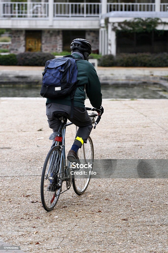 De bicicleta Commuter - Foto de stock de Artigo de vestuário para cabeça royalty-free