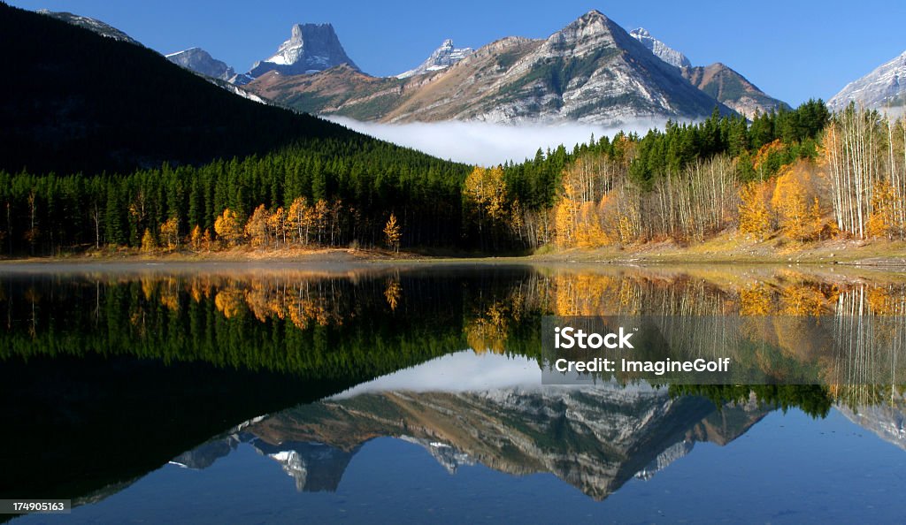 Piękny Kanadyjskie Góry Skaliste Odbicie - Zbiór zdjęć royalty-free (Alberta)
