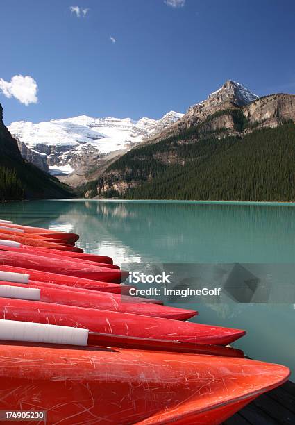Rosso Canoa - Fotografie stock e altre immagini di Affari - Affari, Kayaking, Alberta