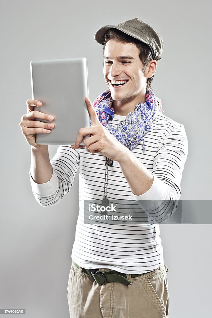 Joven usando tableta digital - Foto de stock de 20-24 años libre de derechos