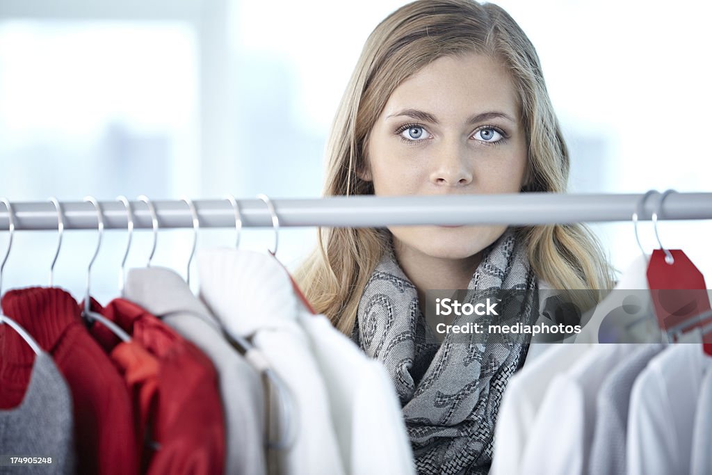 Shopping nel negozio di abbigliamento - Foto stock royalty-free di 20-24 anni