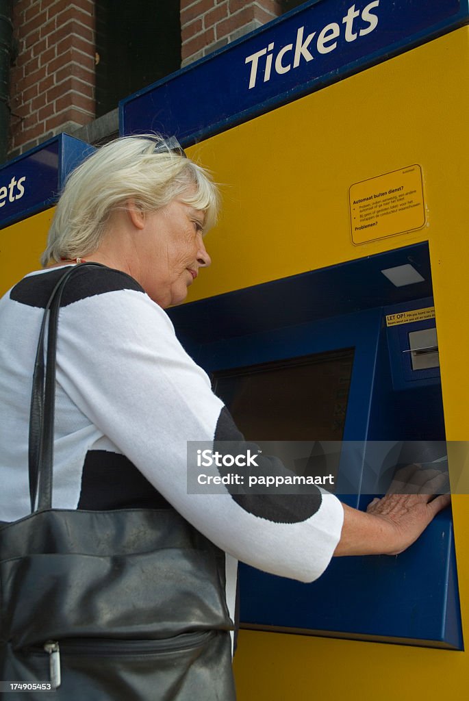 Starszy kobieta coraz traintickets z Karta kredytowa - Zbiór zdjęć royalty-free (Bilet na pociąg)