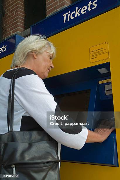 Mulher Idosa A Traintickets Com Cartão De Crédito - Fotografias de stock e mais imagens de Bilhete de Comboio - Bilhete de Comboio, Turista, 50 Anos