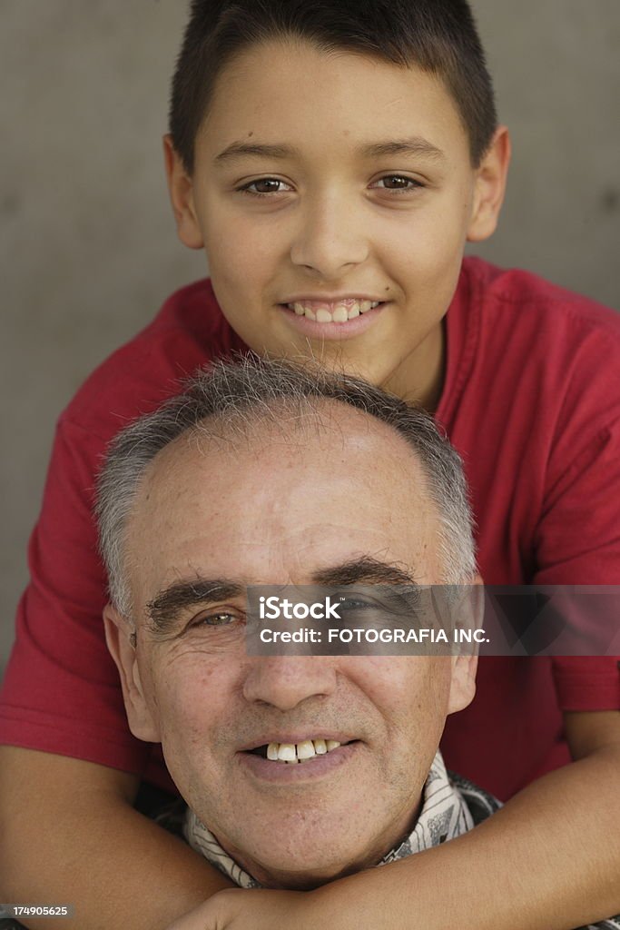 Внук и Grandpa - Стоковые фото Вертикальный роялти-фри