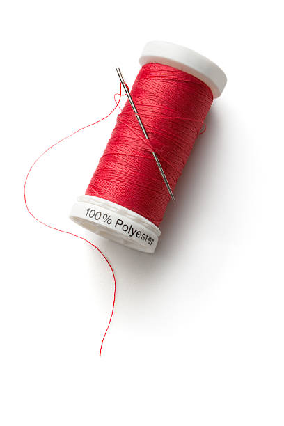 tessuto: filo e ago rosso - thread needle sewing isolated foto e immagini stock