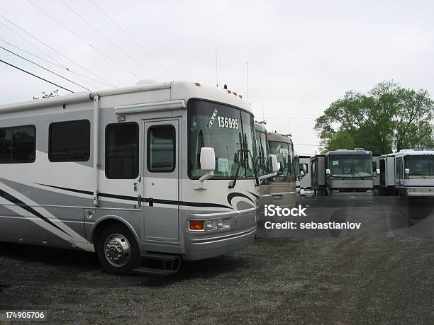 Foto de Motorhomes e mais fotos de stock de Branco - Branco, Caravana - Atrelado, Destino turístico