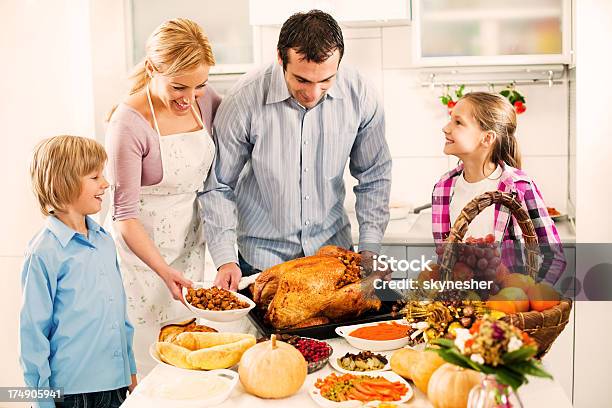 Foto de Jovem Família Celebrando O Dia De Ação De Graças e mais fotos de stock de Entusiástico - Entusiástico, Família, Felicidade