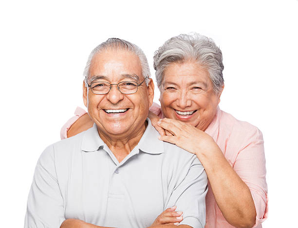 przyjazny senior para na białym tle - latin american and hispanic ethnicity senior adult mature adult couple zdjęcia i obrazy z banku zdjęć