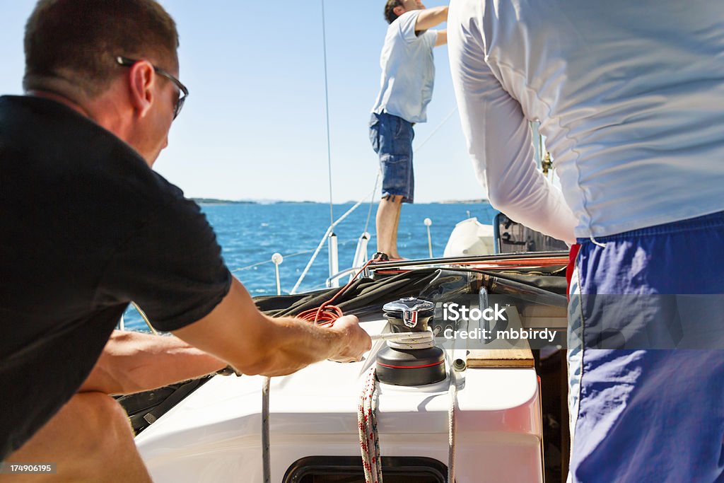 Navegación de la tripulación en velero settng navegación principal - Foto de stock de Cabrestante - Objeto fabricado libre de derechos