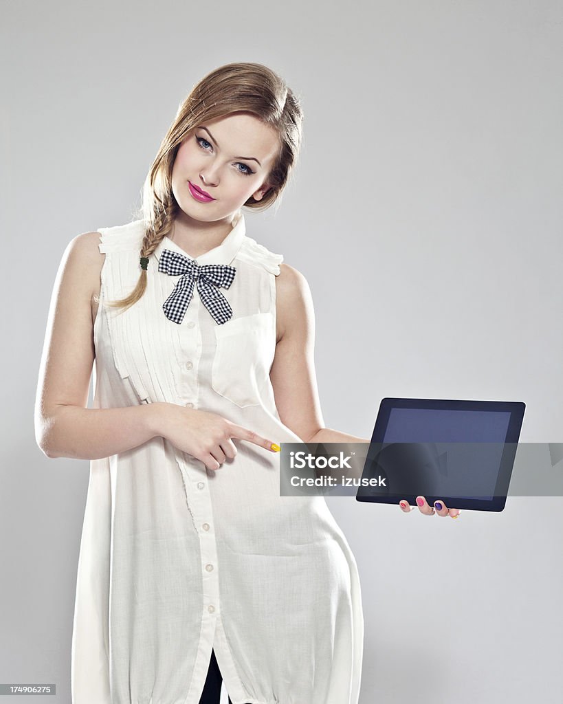 Jovem mulher segurando a tablet digital - Foto de stock de 20-24 Anos royalty-free