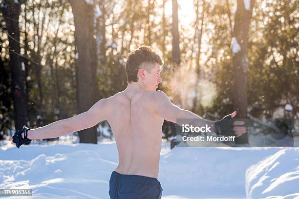 피복하지 않은 Chested 스포츠 선수 하고 있는 동작들을 Frost 건강한 생활방식에 대한 스톡 사진 및 기타 이미지 - 건강한 생활방식, 겨울, 근육질 남자