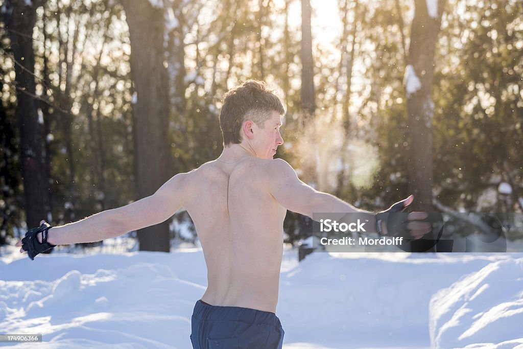 Bezlistne-chested sportowca robią Sport ćwiczenia w frost - Zbiór zdjęć royalty-free (Aktywny tryb życia)