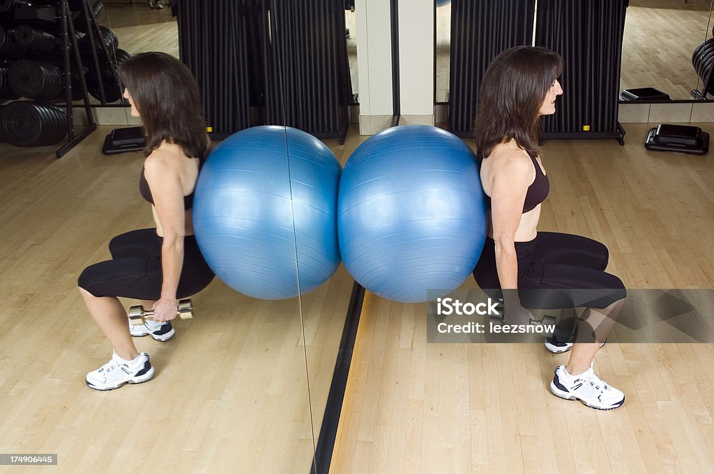 Séance d'exercice avec ballon d'exercice - Photo de Accroupi libre de droits