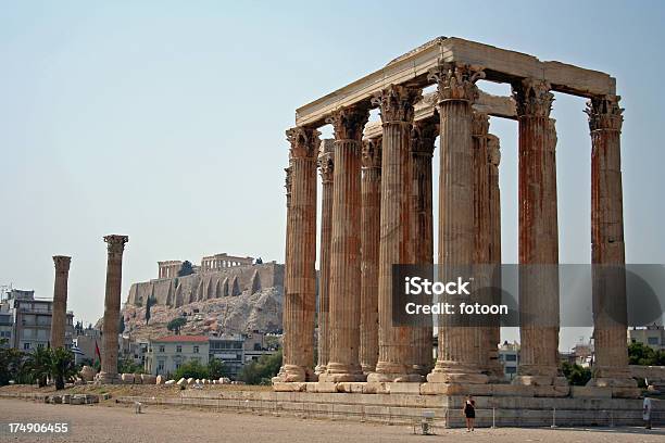 Foto de Templo De Zeus Com Fundo Da Acrópole e mais fotos de stock de Partenão - Acrópole - Partenão - Acrópole, Acrópole - Atenas, Antiguidades