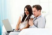 junges-paar-mit-laptop-zusammen.jpg?b=1&s=170x170&k=20&c=m-WRSV7eb6qC507VX5NZE-Ruq3n5TQdo8mWXUh1vY14=
