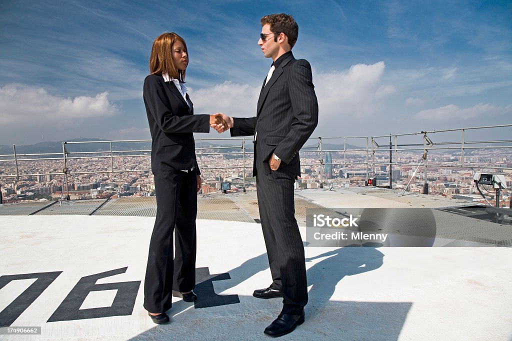 Stretta di mano di business Uomo Donna - Foto stock royalty-free di Accordo d'intesa