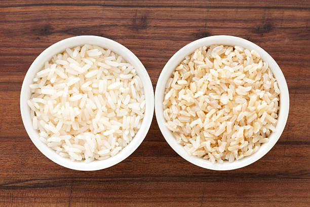 branco e marrom arroz cozido - rice food processed grains bowl - fotografias e filmes do acervo