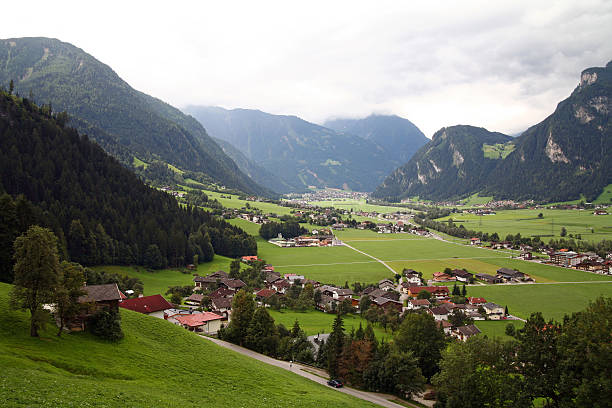 zillertal vista, vista sobre ramsau e mayrhofen in tirol - mountain austria street footpath - fotografias e filmes do acervo