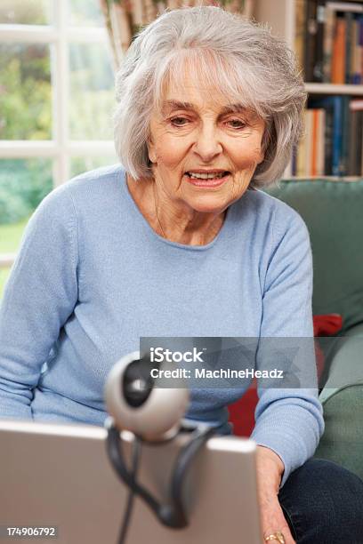 Starszy Kobieta Przy Użyciu Kamery Internetowej Aby Porozmawiać Z Rodziną - zdjęcia stockowe i więcej obrazów Dziadek i babcia