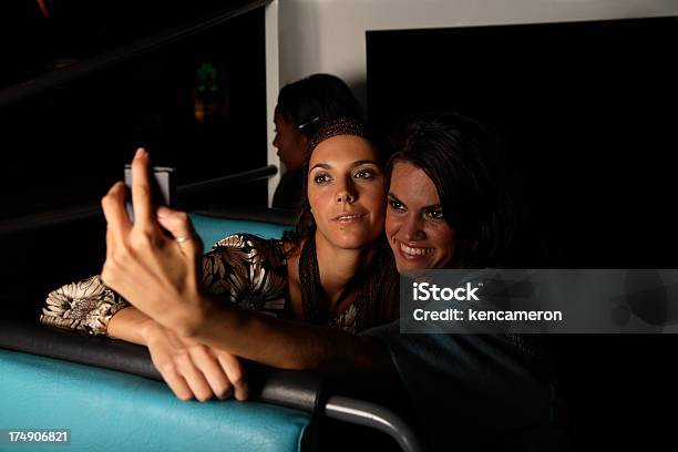 Ragazze Con Fotocamera Telefono - Fotografie stock e altre immagini di Amicizia - Amicizia, Autobus, Autobus a due piani scoperto