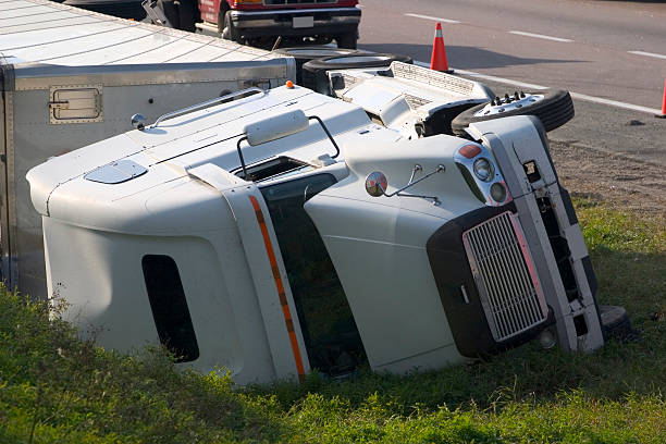 truck unfall unfall - unfall ereignis mit verkehrsmittel stock-fotos und bilder