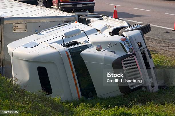 Acidente De Camião - Fotografias de stock e mais imagens de Acidente - Evento Relacionado com o Transporte - Acidente - Evento Relacionado com o Transporte, Camião, Acidente - Conceito