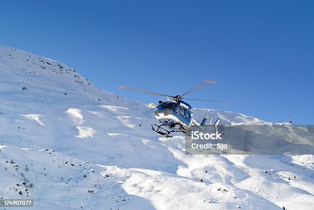 警察救助ヘリコプター - 警察のストックフォトや画像を多数ご用意 - 警察, 雪, 山