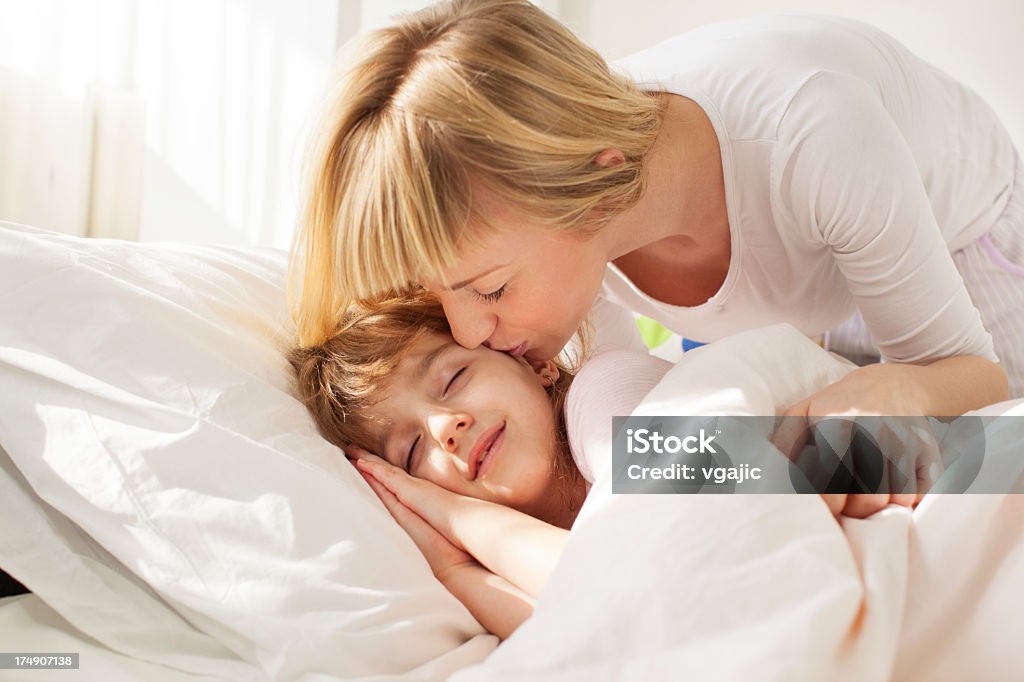 Madre despertar niño. - Foto de stock de 6-7 años libre de derechos