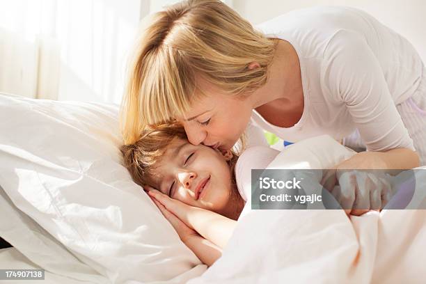 Madre Despertar Niño Foto de stock y más banco de imágenes de 6-7 años - 6-7 años, Acostado, Blanco - Color