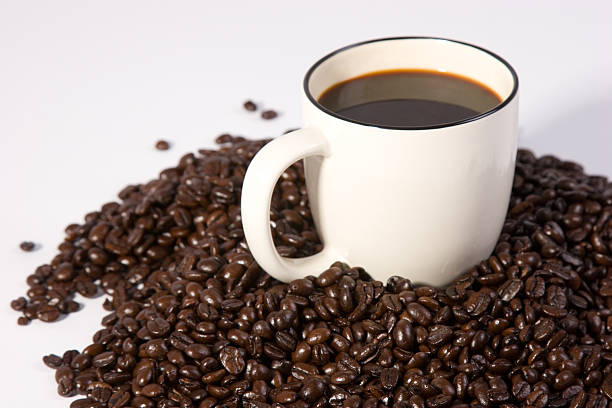 taza de café con granos - kona coffee fotografías e imágenes de stock