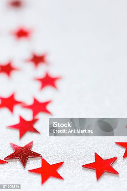 Estrelas Sobre Fundo Vermelho Prata - Fotografias de stock e mais imagens de Claro - Claro, Comemoração - Conceito, Cor Viva