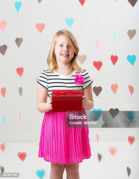 バレンタインの赤いボックスを持つ女性 - 6歳から7歳のストックフォトや画像を多数ご用意 - 6歳から7歳, 8歳から9歳, スタジオ撮影