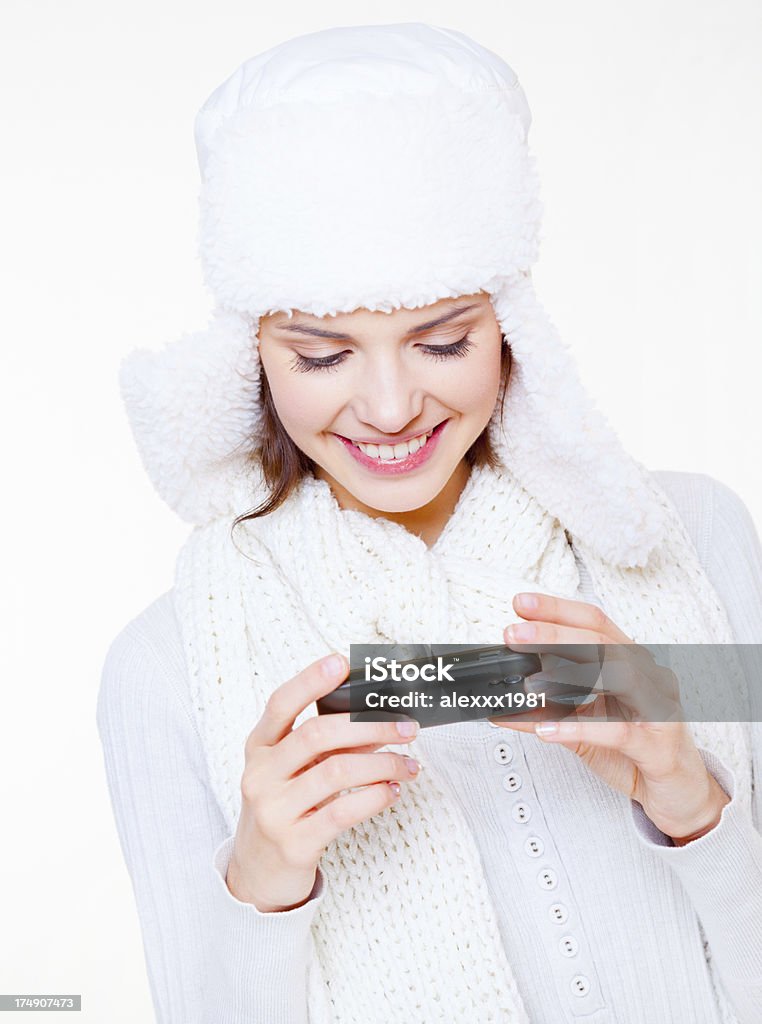 Lächelt hübsche Junge Frau mit Handy - Lizenzfrei Attraktive Frau Stock-Foto