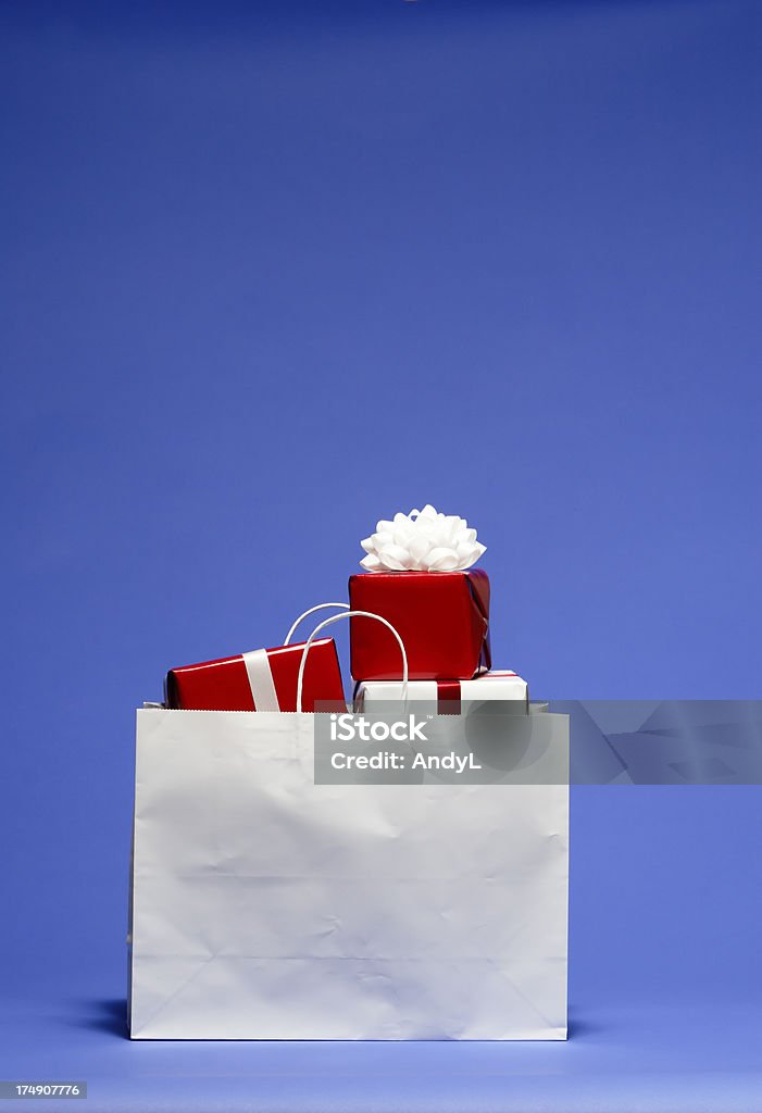 Shopping Bag con regali di Natale rosso e bianco - Foto stock royalty-free di Borsa della spesa