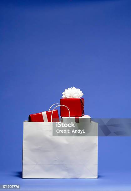 Shopping Bag Con Regali Di Natale Rosso E Bianco - Fotografie stock e altre immagini di Borsa della spesa - Borsa della spesa, Natale, Catasta