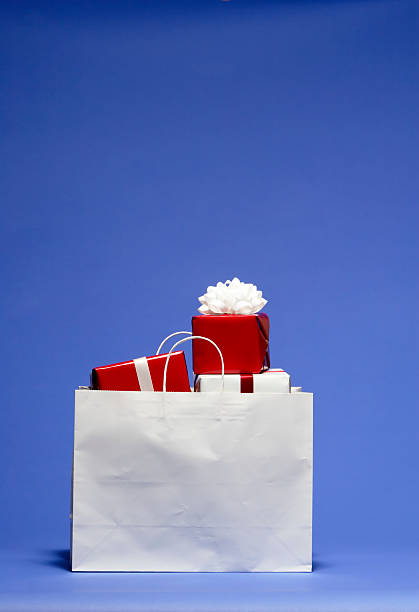 ショッピングバッグ、白と赤のクリスマスは - christmas bag shopping bag gift ストックフォトと画像