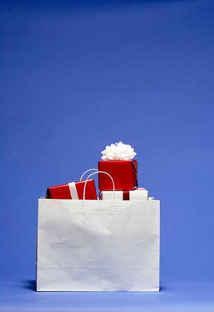 torba na zakupy z czerwone i białe boże narodzenie prezenty - christmas bag shopping bag gift zdjęcia i obrazy z banku zdjęć