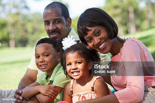 Familia Con Dos Hijos De Estar Al Aire Libre Foto de stock y más banco de imágenes de 30-39 años - 30-39 años, 4-5 años, Adulto