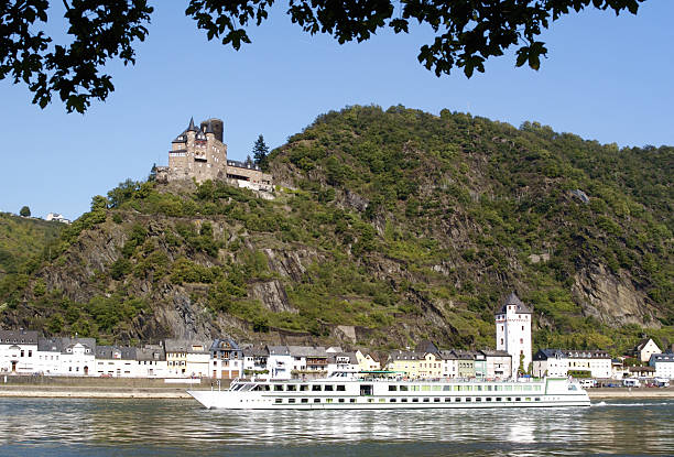 rio reno no centro de alemanha com burg castelo de katz - rhine gorge imagens e fotografias de stock
