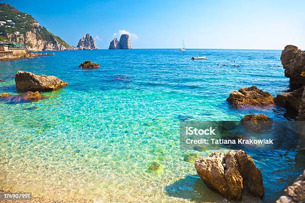 Foto de Praia Na Ilha De Capri e mais fotos de stock de Capri - Capri, Itália, Mar