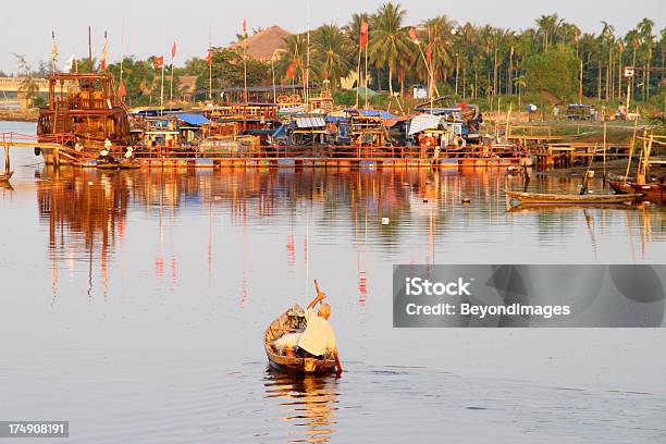 Foto de Idosos Boatman Remo No Hoi An Rio No Pôrdosol e mais fotos de stock de Adulto - Adulto, Atracado, Bandeira