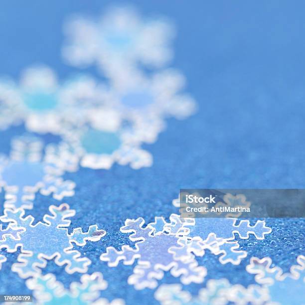 Primer Plano De Snowflakes On Blue Superficie Foto de stock y más banco de imágenes de Azul - Azul, Blanco - Color, Copo de nieve