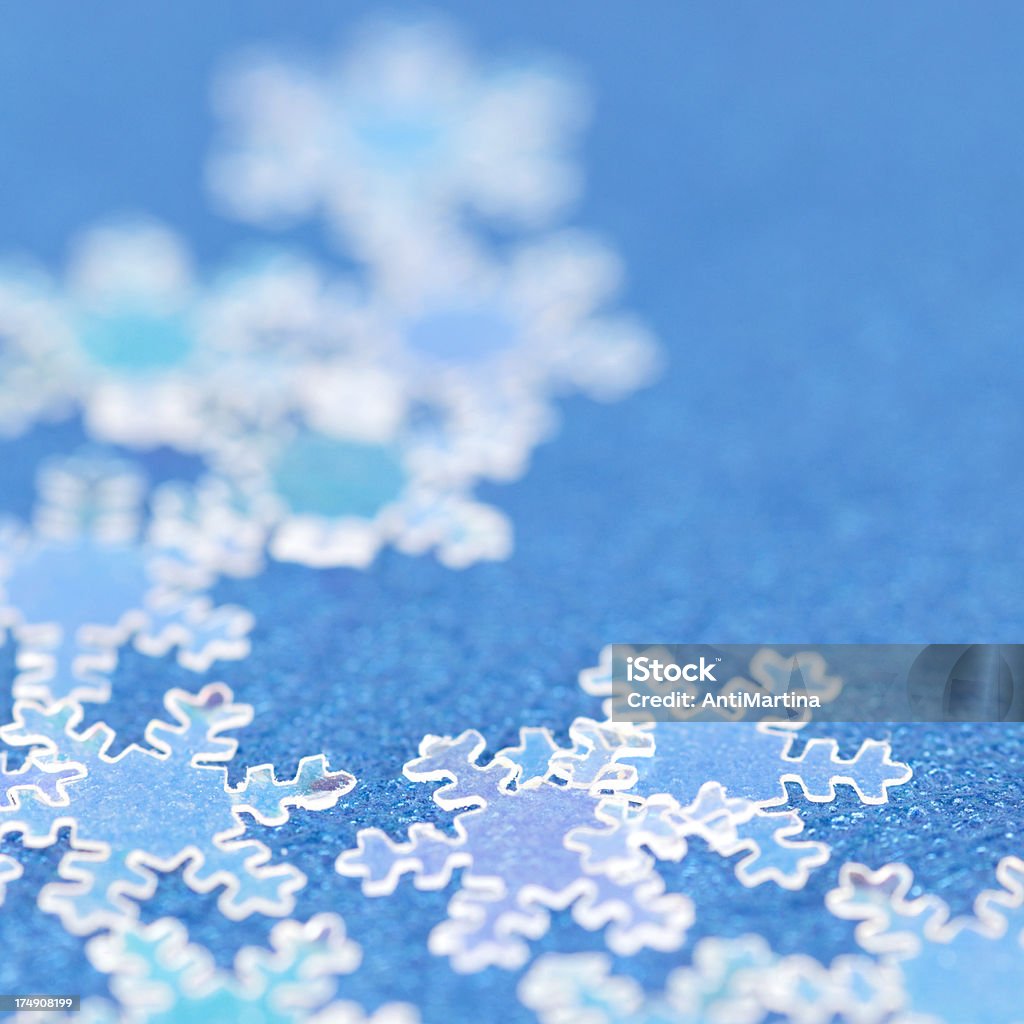 Gros plan de flocons de neige sur la surface bleu - Photo de Blanc libre de droits