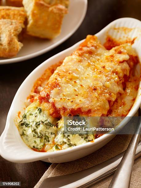 Stuffed Manicotti Com Ricota E Spinich - Fotografias de stock e mais imagens de Queijo - Queijo, Manicotti, Caçarola